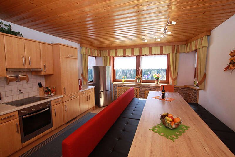Küche mit Essbereich und Balkon im Appartement 3 im Apart Miramonte in Kappl